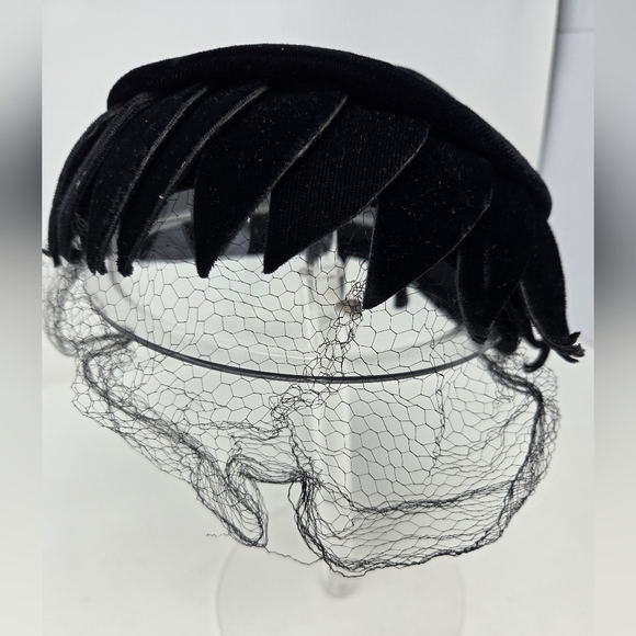 VINTAGE 1950S BLACK VELVET STRUCTURED HAT TOPPER VEIL BLACK TIE WOMEN OS COSTUME - Picture 3 of 12